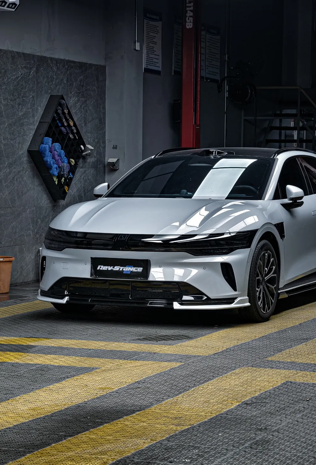 Zeekr 007GT ที่ติดตั้งชุดแต่ง REV-STANCE