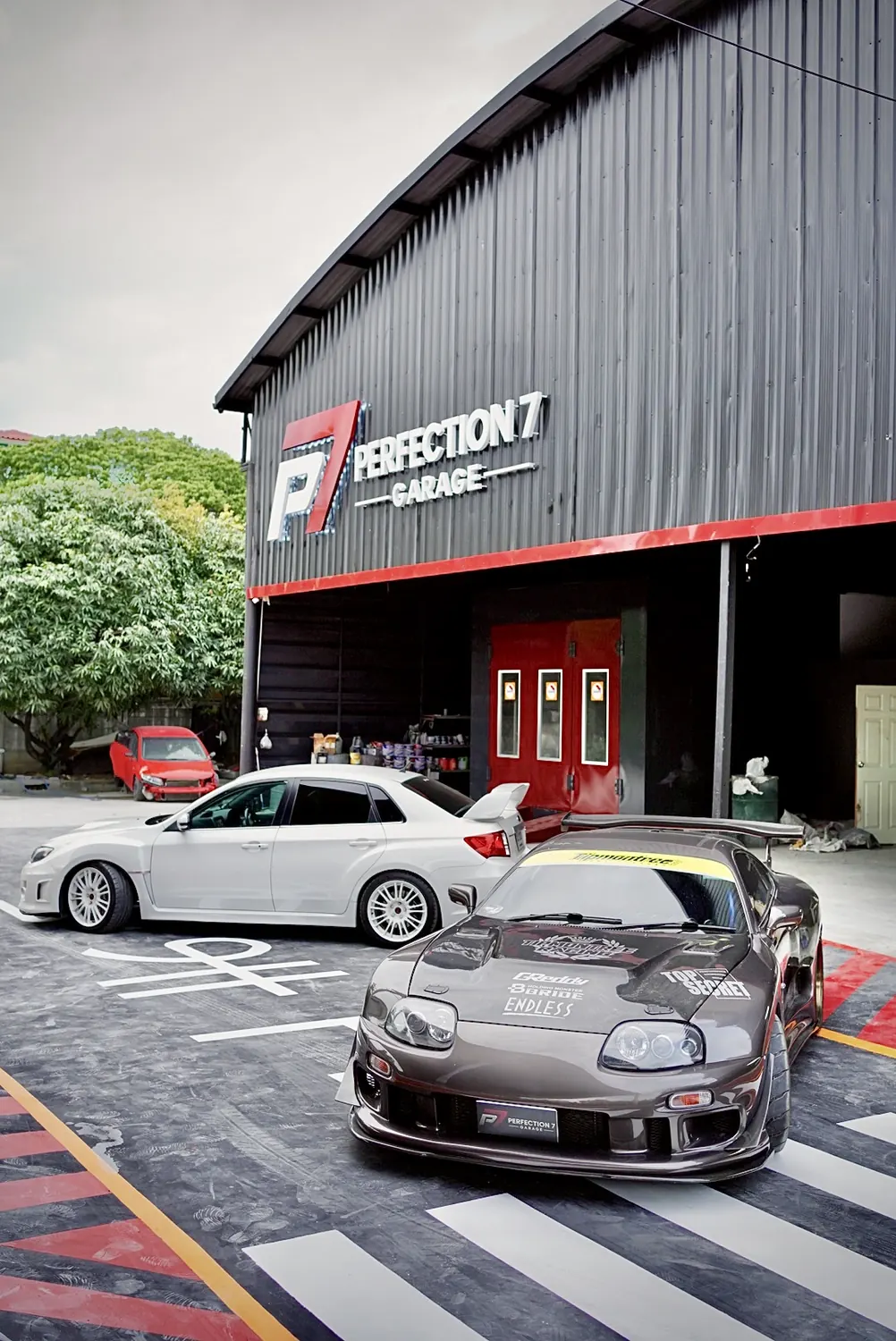 Toyota Supra และ Subaru WRX STI หน้าอู่ Perfection 7 Garage