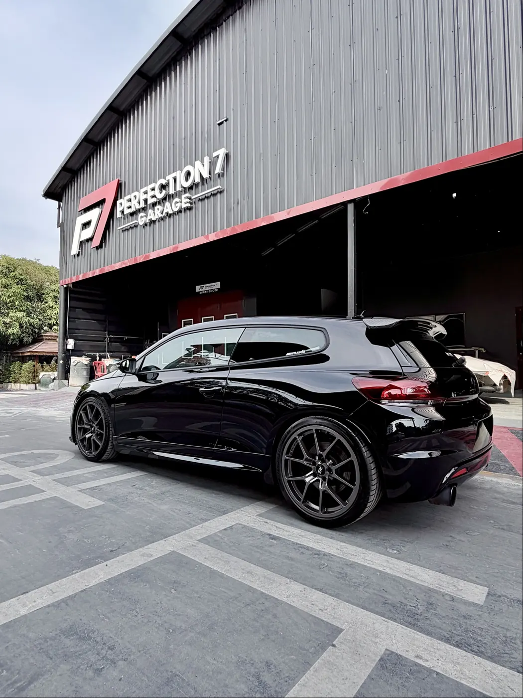 VW Scirocco สีดำเงา
